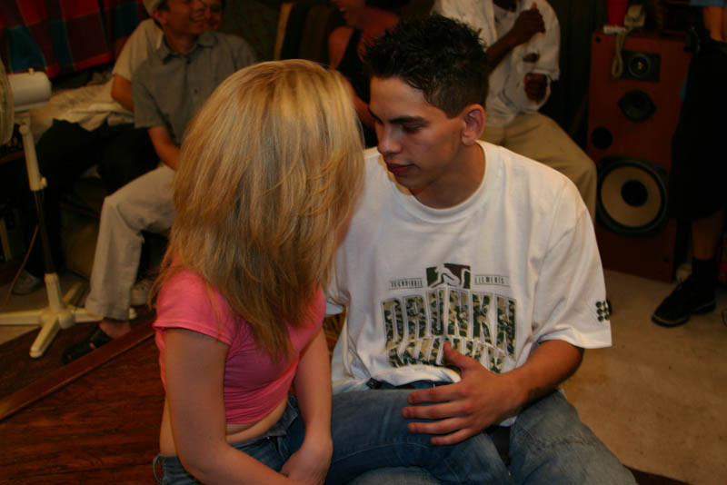 Gime engrasando una gran polla.
 #78902750