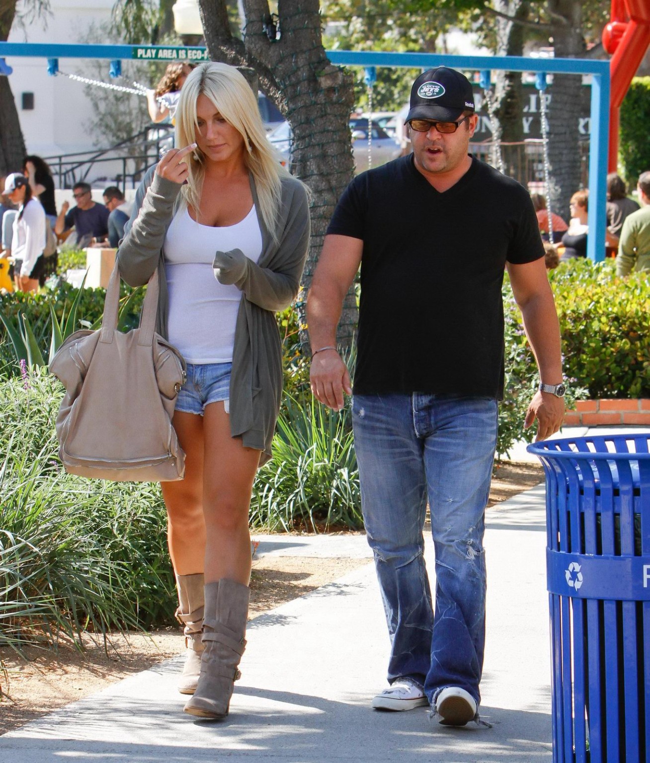 Brooke Hogan portant un short en jean et des bottes à Malibu.
 #75288138