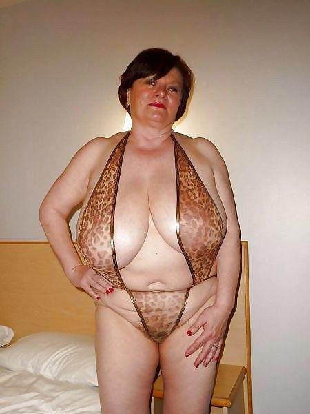 Amateur-Omas zeigen ihre großen Brüste
 #67197576