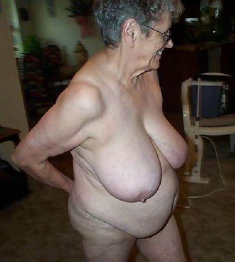Amateur-Omas zeigen ihre großen Brüste
 #67197615