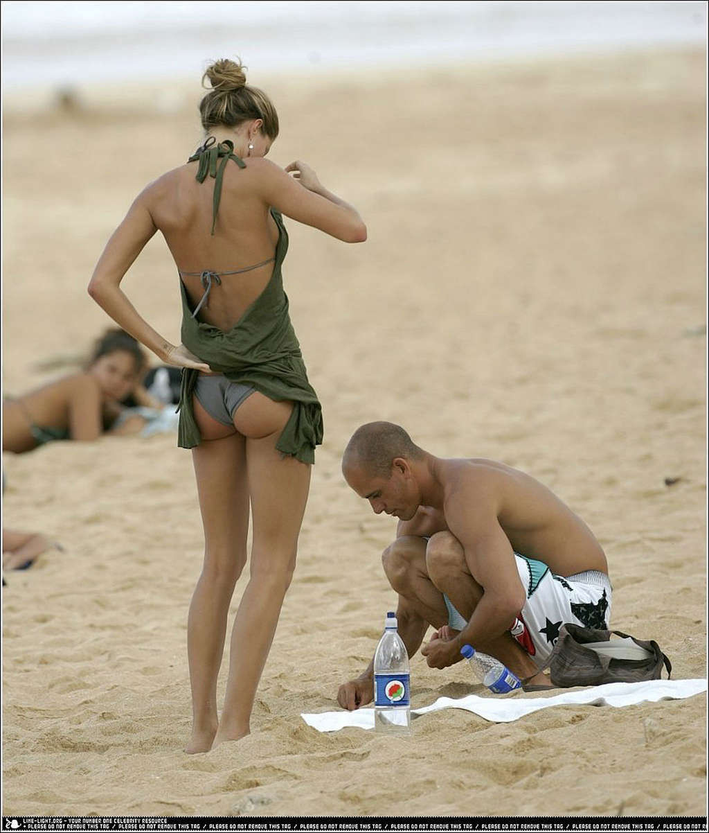 Gisele bundchen montre un corps chaud sur la plage et un cul
 #75377500