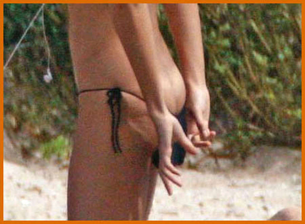 Gisele bundchen mostra il corpo caldo sulla spiaggia e un culo
 #75377523