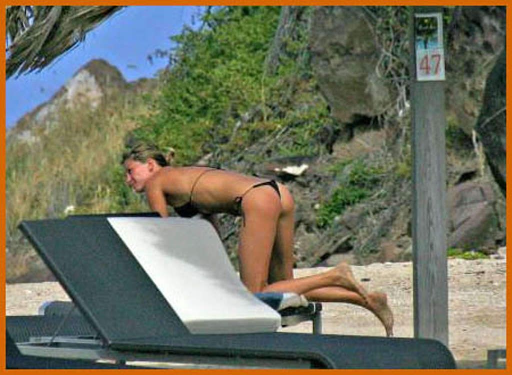 Gisele Bundchen shows hot body on the beach and an ass #75377557