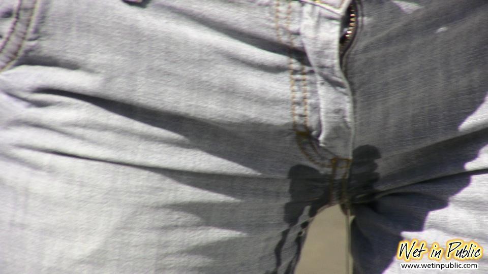 Nasse graue Outdoor-Jeans eines Häschens, das pinkeln musste und es tat
 #73245388