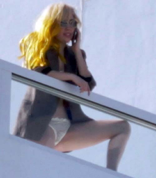 Lady Gaga exposant son corps sexy et sa chatte chaude dans des vêtements transparents.
 #75281436