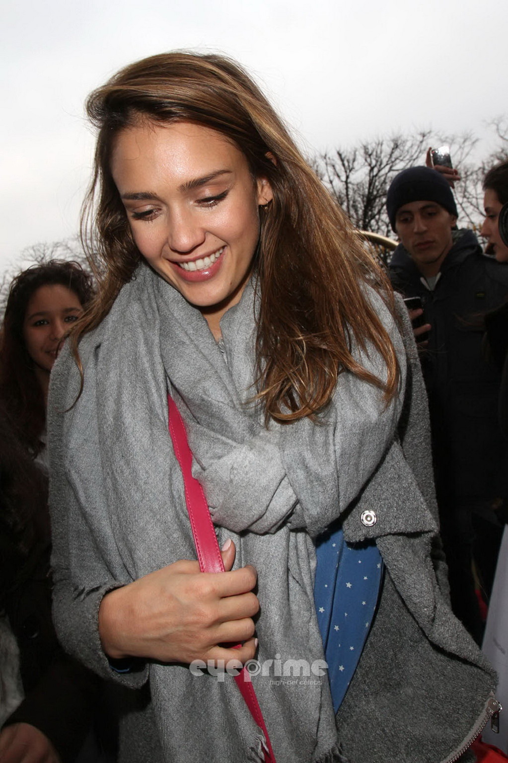 Jessica Alba booty in jeans while shopping in Paris #75271963