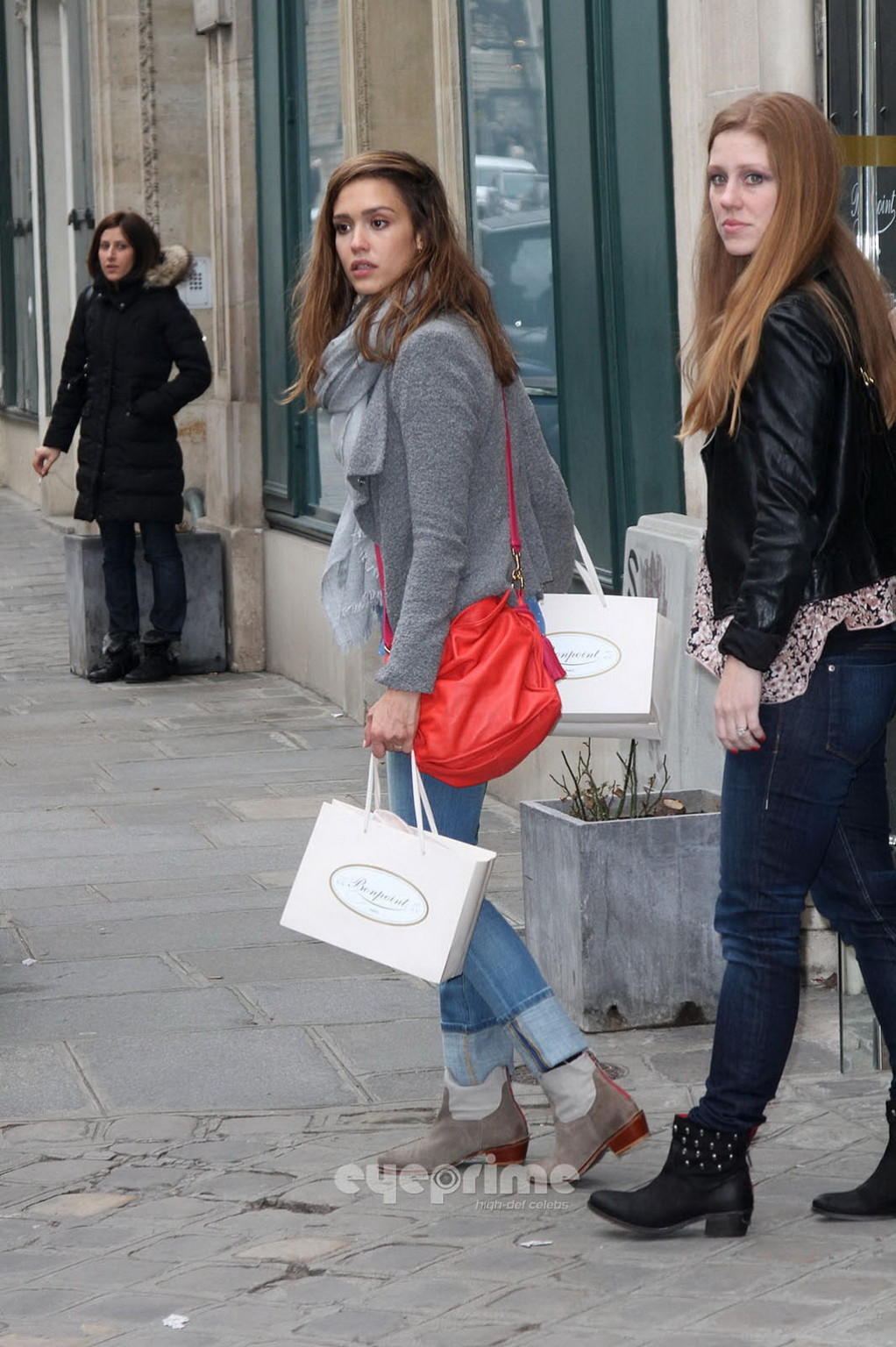 Jessica alba mostrando su trasero en jeans mientras compraba en paris
 #75272082