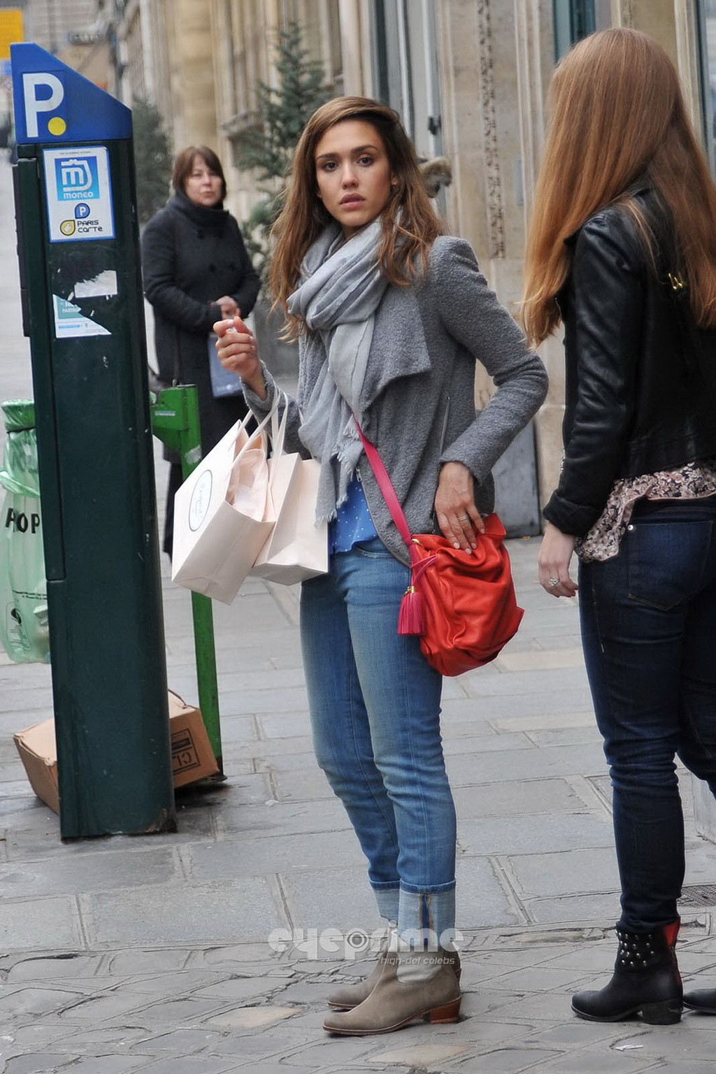 Jessica alba mostrando su trasero en jeans mientras compraba en paris
 #75272102