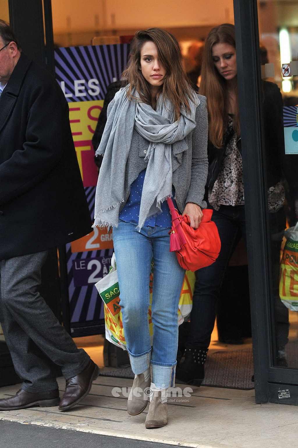 Jessica Alba booty in jeans while shopping in Paris #75272133