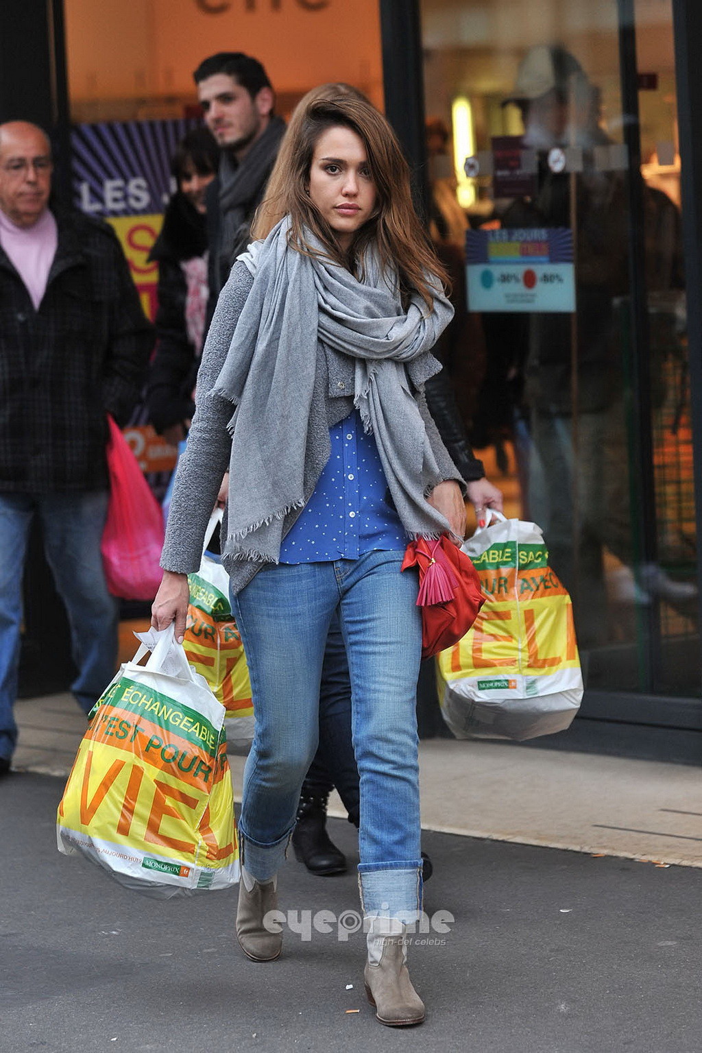 Jessica alba mostrando su trasero en jeans mientras compraba en paris
 #75272143