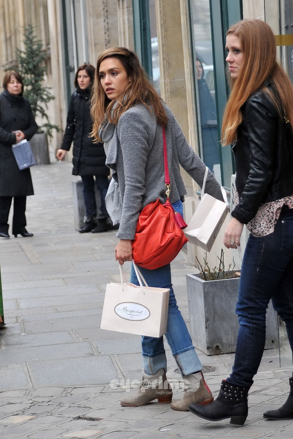 Jessica alba mostrando su trasero en jeans mientras compraba en paris
 #75272154