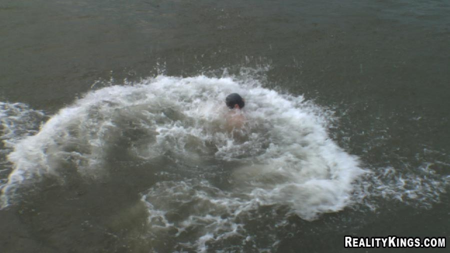 驚くべき強い男が、冷たい現金のために凍った水の中に飛び込む。
 #67423309