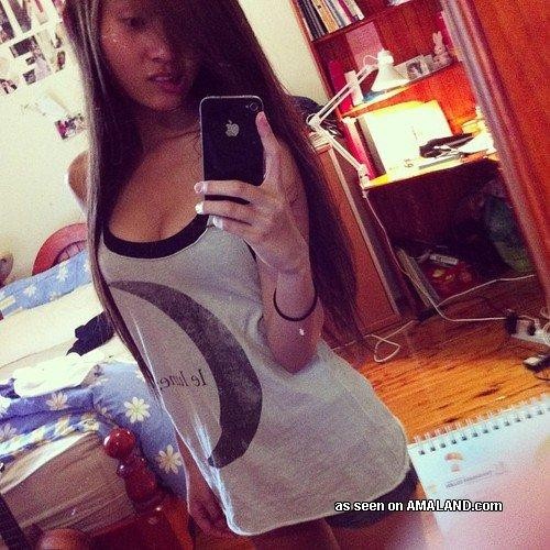 Sammlung von selbst fotografierenden asiatischen Babes in sexy Kleidung
 #69740462