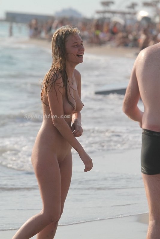 Heiße nackte Mädchen am Strand
 #70911438