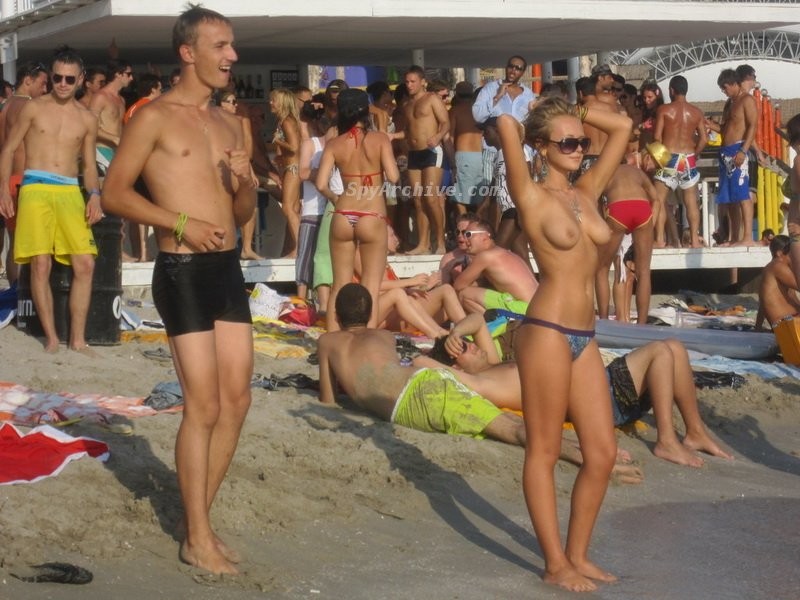 Chicas calientes desnudas en la playa
 #70911481