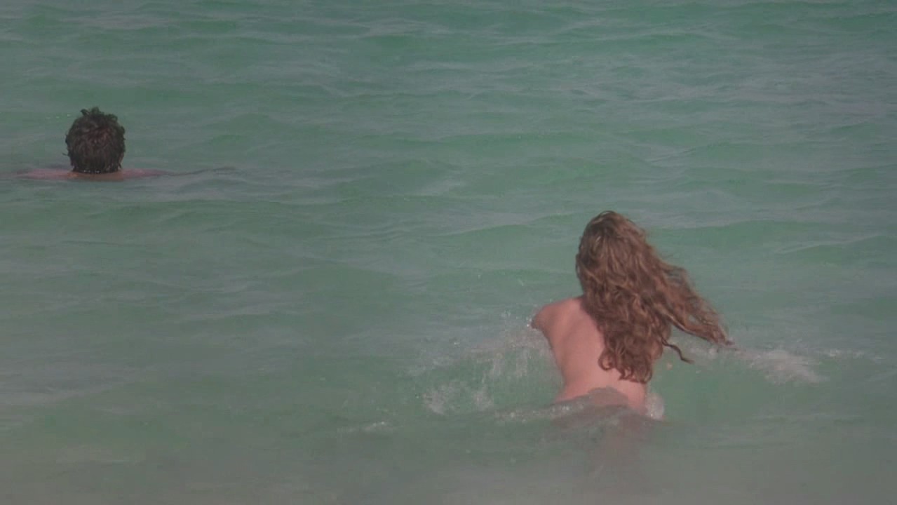 L'actrice sexy Kelly Brook aux gros seins nus à la plage
 #72316299