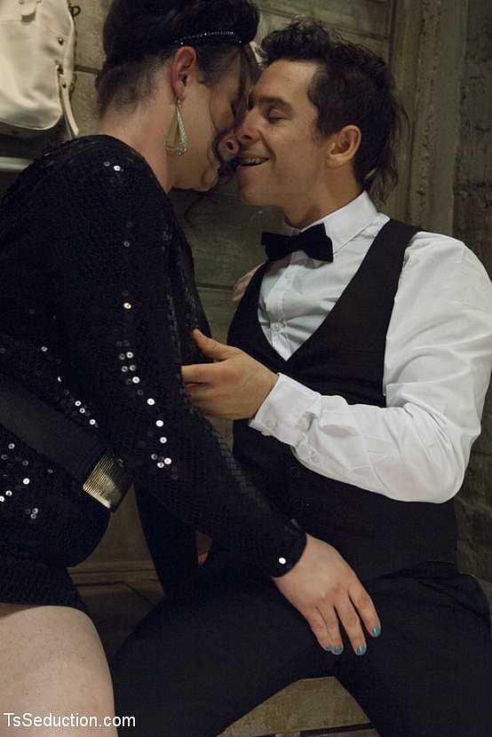 Bianca blake gets ein blowjob und party arsch ficken corbin dallas
 #68746209