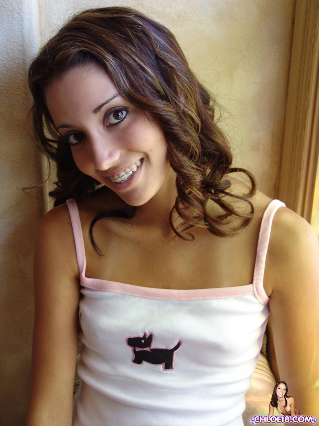 Una chica morena sexy en su ropa interior sexy secuestra
 #79017742