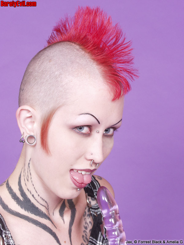 Chicas mohawk con piercing en el clítoris
 #76366823