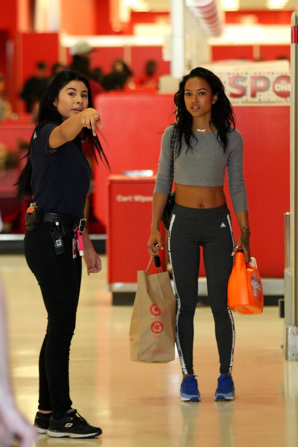 Karrueche tran mostra il suo culo in pantaloni della tuta stretti mentre lo shopping al bersaglio in
 #75167577