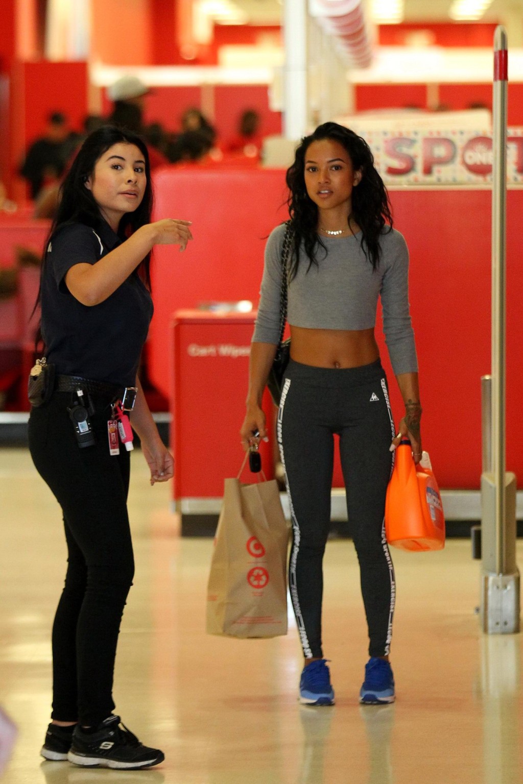 Karrueche tran muestra su culo en pantalones de chándal ajustados mientras que las compras en el objetivo en
 #75167592