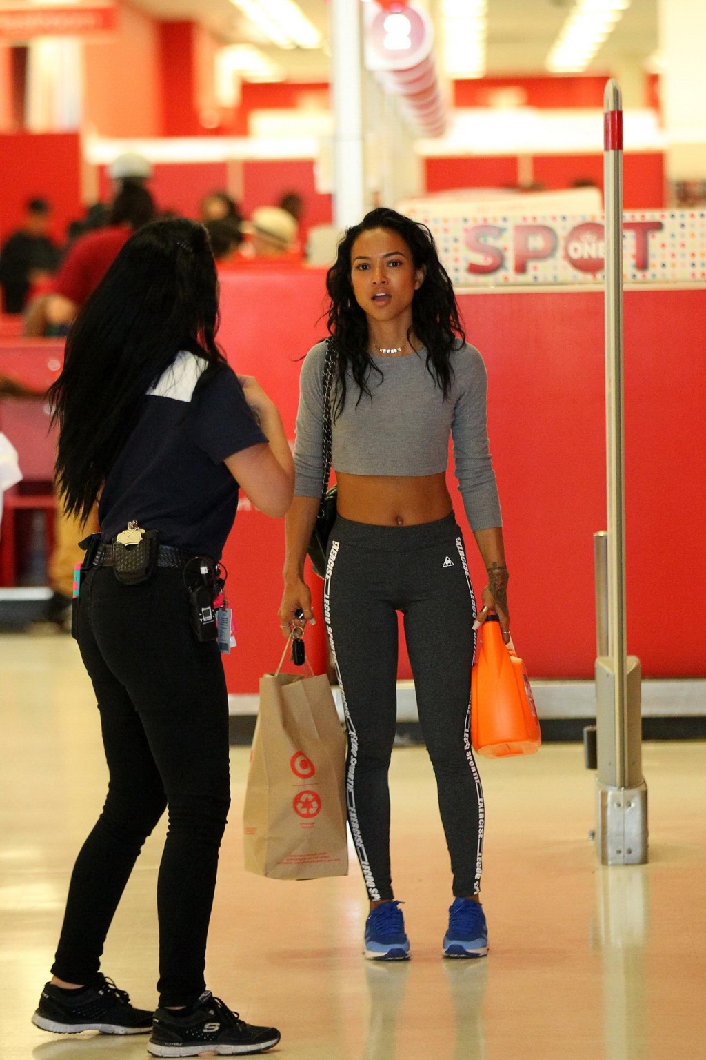 Karrueche tran muestra su culo en pantalones de chándal ajustados mientras que las compras en el objetivo en
 #75167608