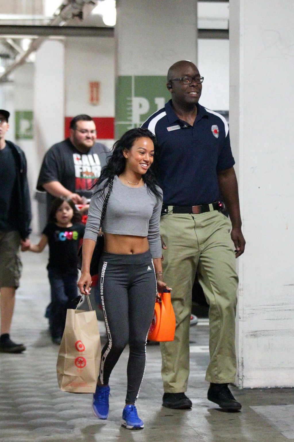 Karrueche tran muestra su culo en pantalones de chándal ajustados mientras que las compras en el objetivo en
 #75167627