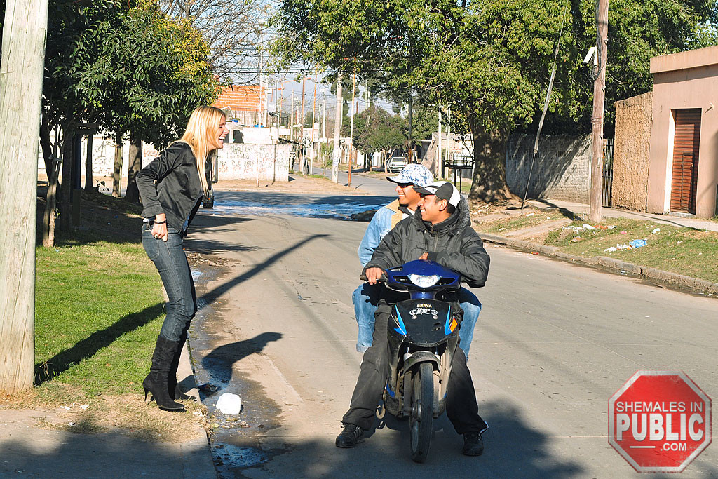 Shemale baisé à l'extérieur pendant que deux gars regardent
 #77921835