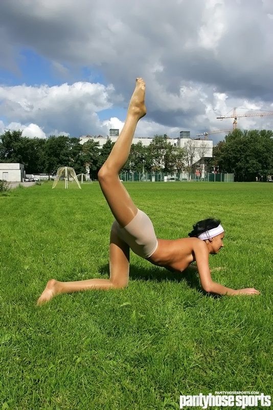 Une gymnaste s'entraîne les jambes en collants
 #78652188