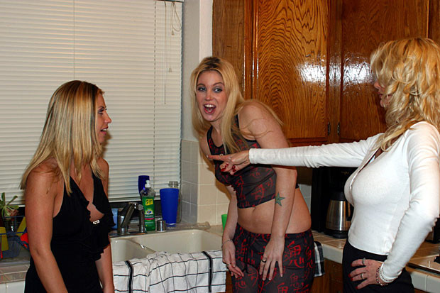Joven rubia recibiendo una paliza
 #72231521