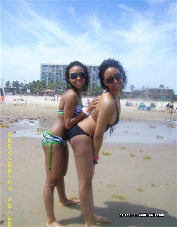 Heiße und sexy schwarze Freundinnen posieren für ihre Freunde
 #73315473