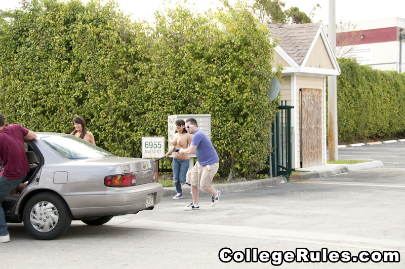 Las universitarias se emborrachan y se meten los dedos en los coños
 #74563521