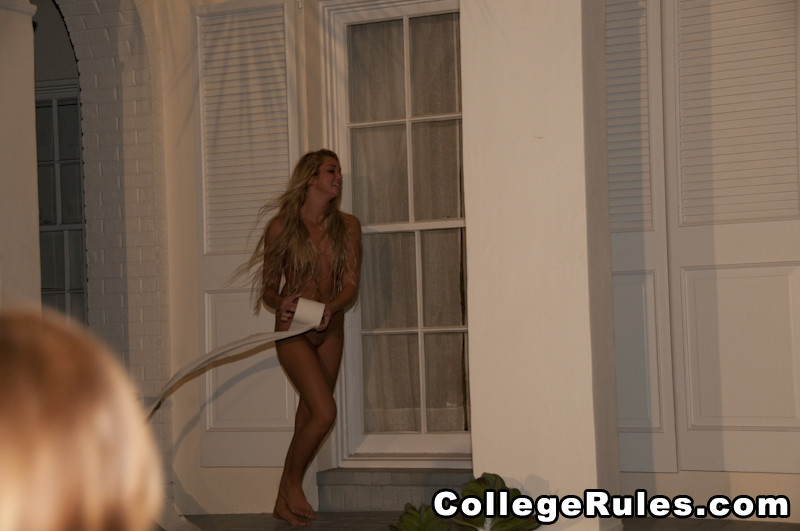 Las universitarias se emborrachan y se meten los dedos en los coños
 #74563542