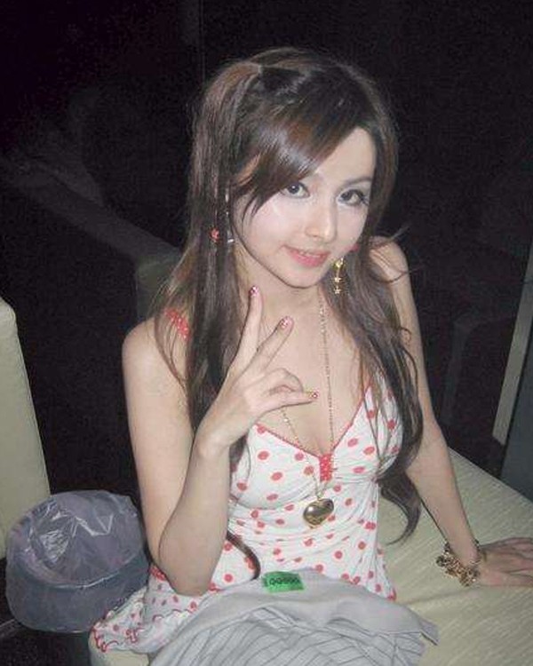 Naughty and hot selfpics taken by an amateur Asian chick #69910320