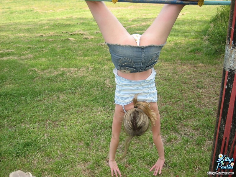 Upskirt panty sbircia di una ragazza giovane calda su un parco giochi
 #70879944