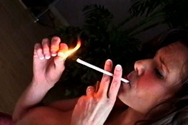 Elle est à fond dans l'oral. Elle adore fumer - elle adore sucer des bites.
 #68258136