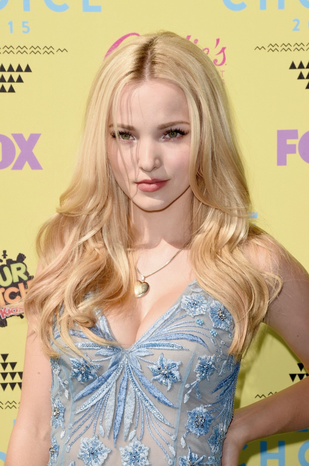 Dove cameron busty e leggy in vedere attraverso mini abito
 #75154104