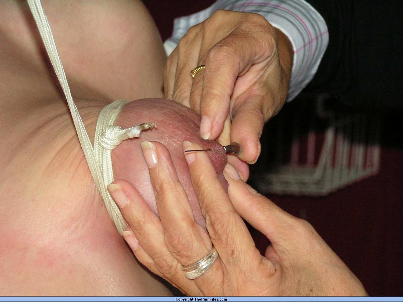 Esclave bdsm amateur sévère dans une douleur à l'aiguille et une suspension extrême des seins d'une femme mûre.
 #72181676