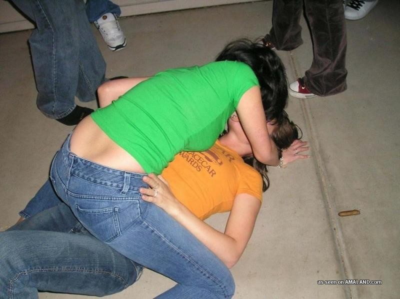 Heiße perverse Lesben küssen und strippen auf dem Boden
 #68174359