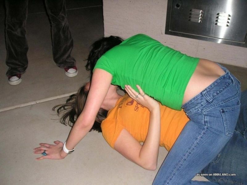 Lesbianas calientes besándose y desnudándose en el suelo
 #68174372