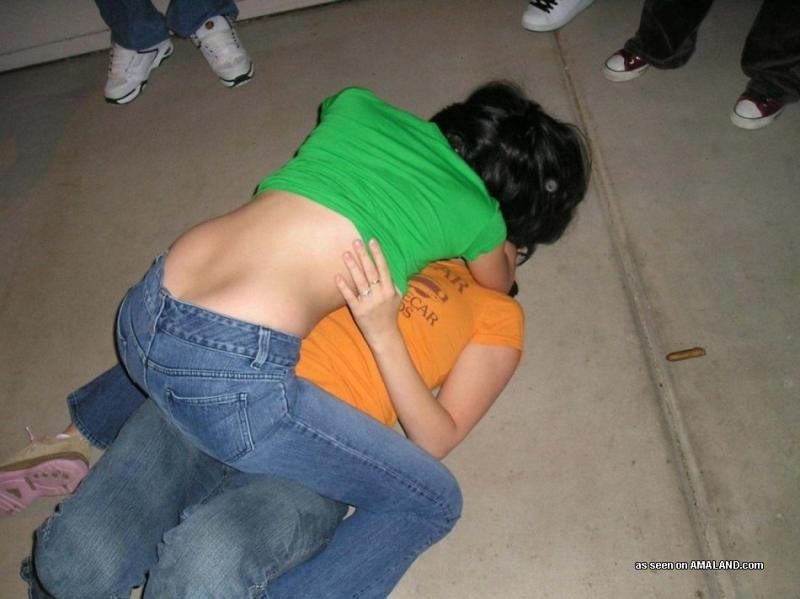 Hot lesbiche kinky baciare e spogliarsi sul pavimento
 #68174385