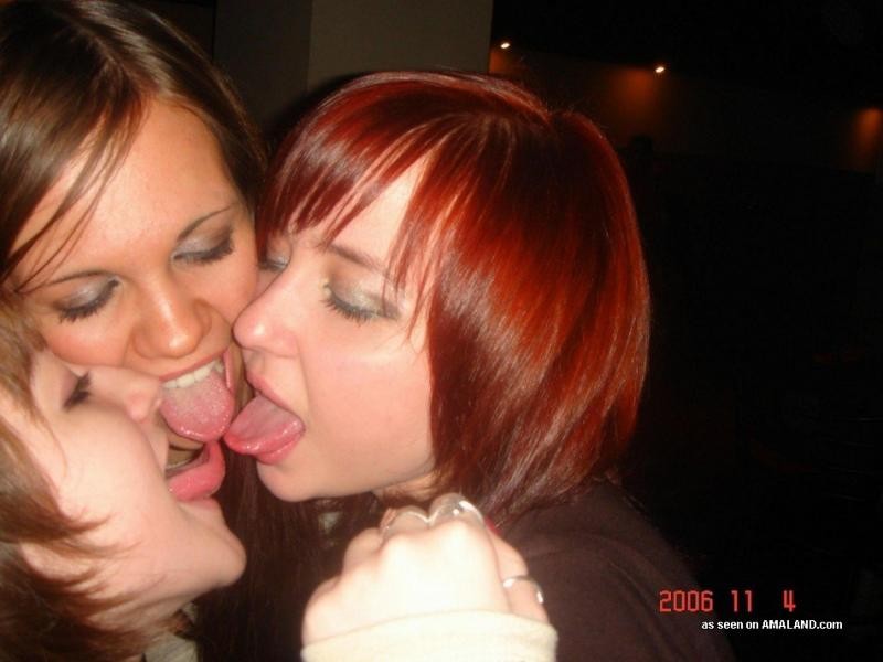 Lesbiche amatoriali birichine che si baciano in modo perverso
 #77027312