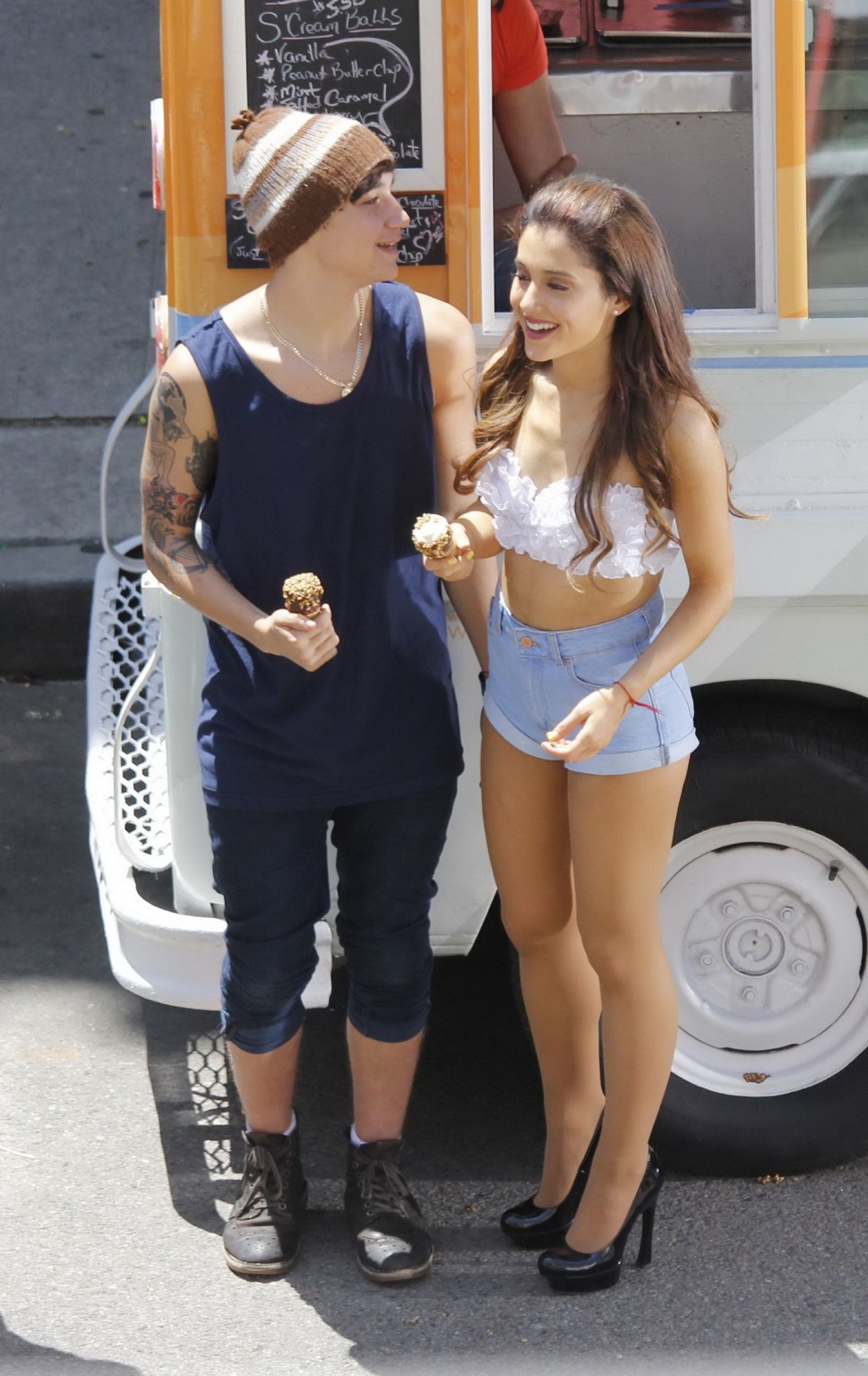 Ariana grande porte un bikini blanc et un short en jean pour le tournage de son nouveau mu
 #75223133
