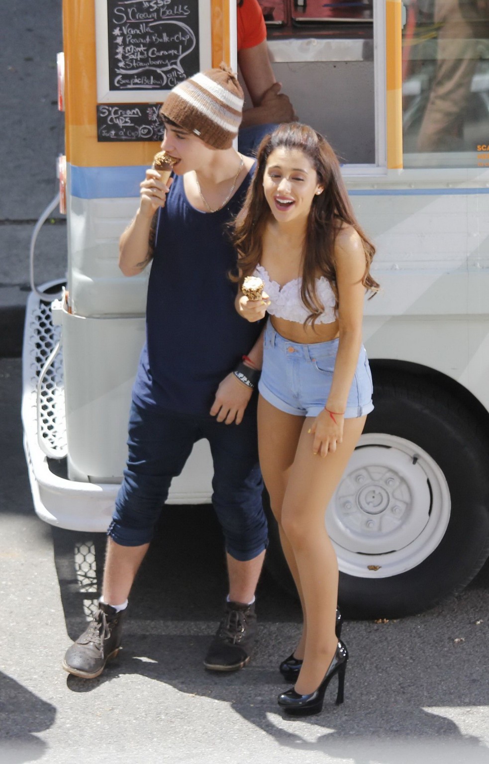 Ariana grande indossa top bikini bianco e pantaloncini in denim durante le riprese del suo nuovo mu
 #75223178