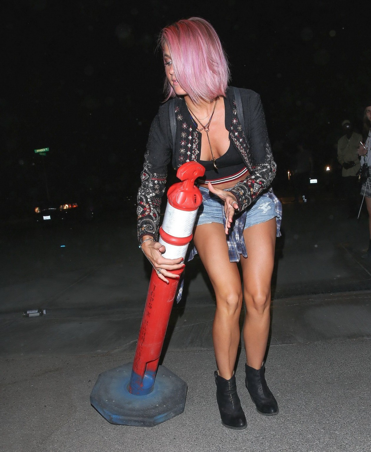 Julianne hough vollbusig und langbeinig in bauchfreiem Top und Shorts auf dem Neon-Karneval in c
 #75167284