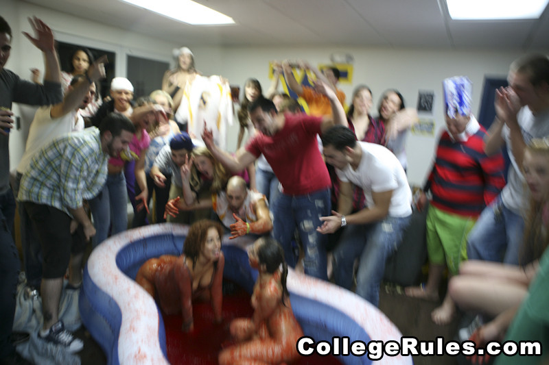 College-Party wird bald zu einer Hardcore-College-Orgie
 #74567972