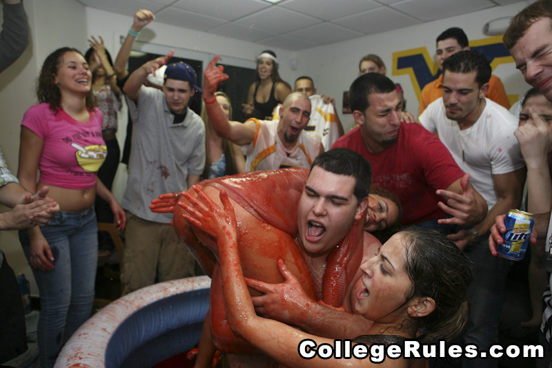College-Party wird bald zu einer Hardcore-College-Orgie
 #74567991