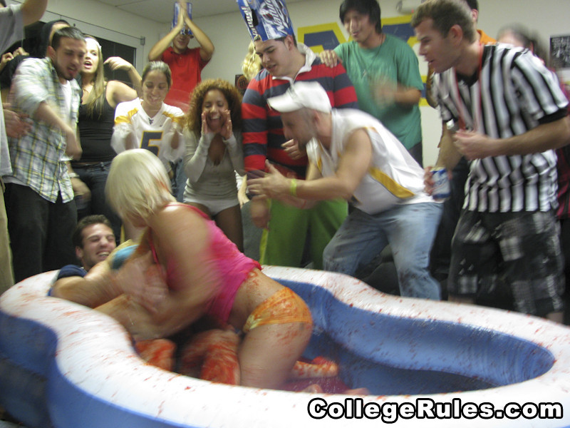 College-Party wird bald zu einer Hardcore-College-Orgie
 #74568000