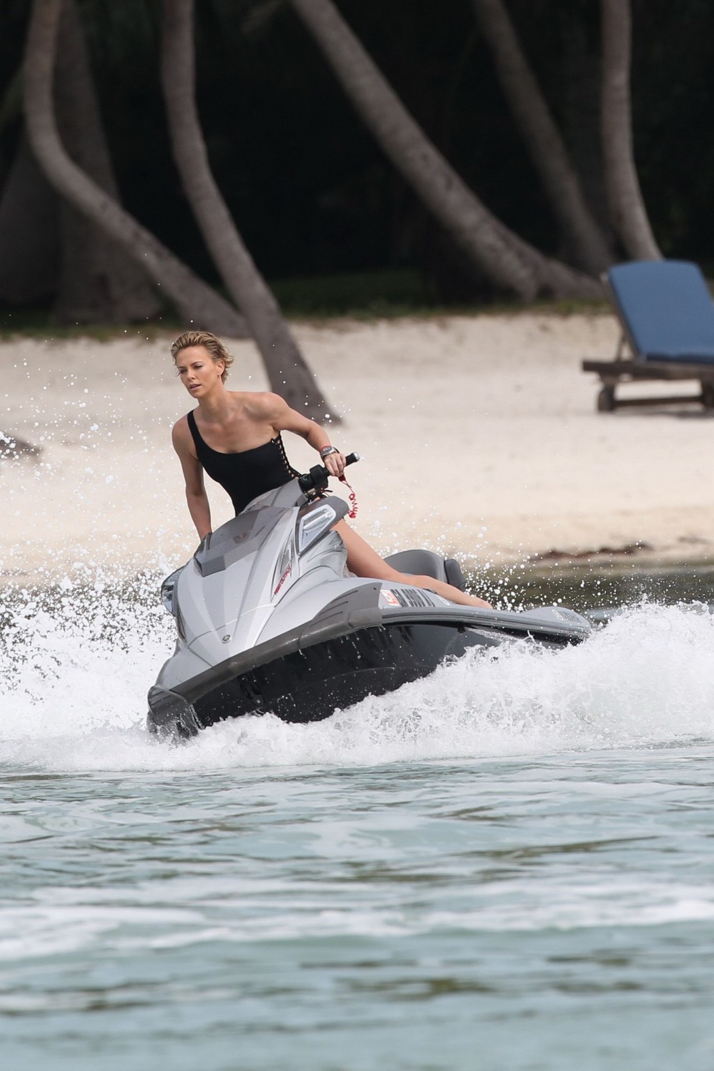 Charlize theron jet skiing in schwarzem monokini während des photoshoot in miami beac
 #75201221