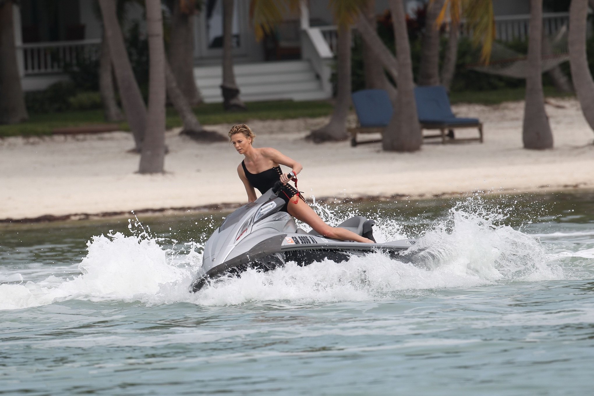 Charlize theron jet skiing in schwarzem monokini während des photoshoot in miami beac
 #75201237